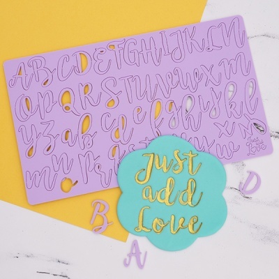 Molde de silicone lilás com letras do alfabeto e plaqueta turquesa com texto em relevo