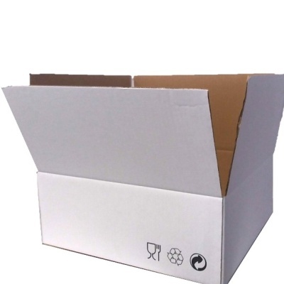 Caixa de cartão branco com interior castanho e símbolos de reciclagem