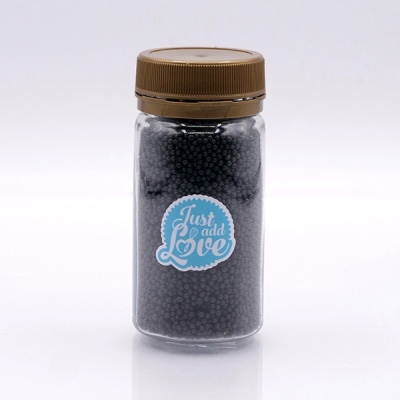 Frasco transparente com pérolas pretas e etiqueta 'Just add LOVE'