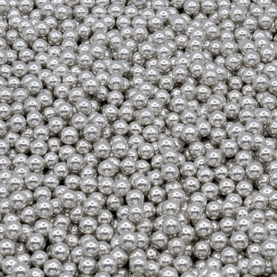 Bolas prateadas pequenas e brilhantes empilhadas