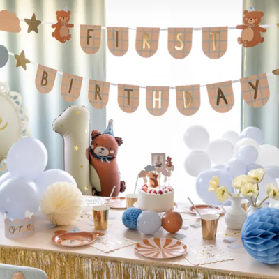 Decoração de festa de aniversário com balões, guirlanda de papel e mesa decorada