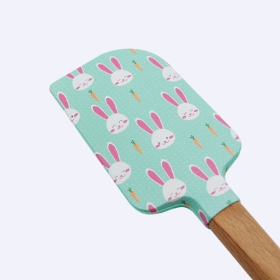 Espátula de cozinha com estampa de coelhos e cenouras