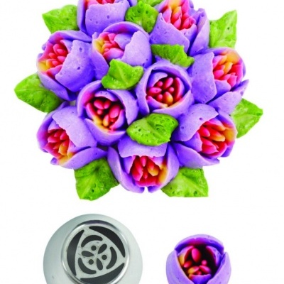 Saco de confeitar metálico com ponta decorativa e flor roxa com folhas verdes