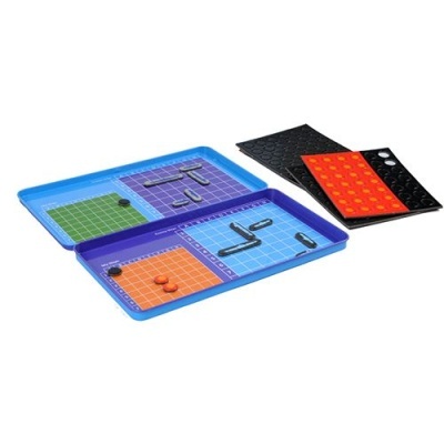Jogo de tabuleiro magnético com tabuleiros coloridos e peças