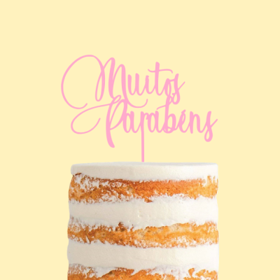 Bolo de camadas nu com cobertura branca cremosa e topper rosa com texto Muitos Parabéns