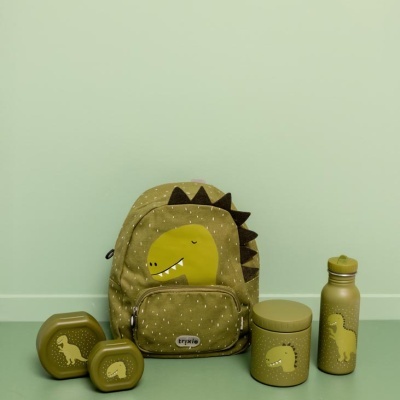 Conjunto de mochila infantil e recipientes com tema de dinossauro em tons de castanho e amarelo