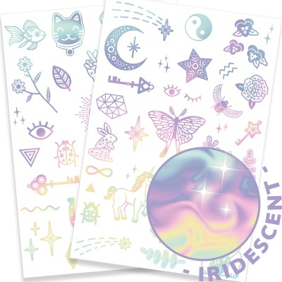 Folhas com desenhos coloridos iridescentes de animais, estrelas e símbolos