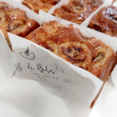 Bolos embalados individualmente com rodelas de banana caramelizadas no topo