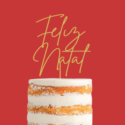 Bolo em camadas com cobertura branca e topper dourado com 'Feliz Natal'