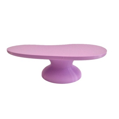 Mesa baixa oval roxa com base arredondada em fundo branco