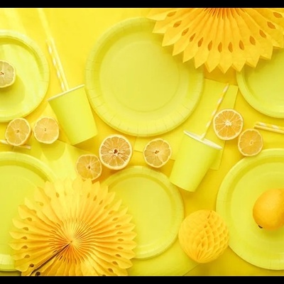Conjunto amarelo de artigos para festa com limões e decoração em papel