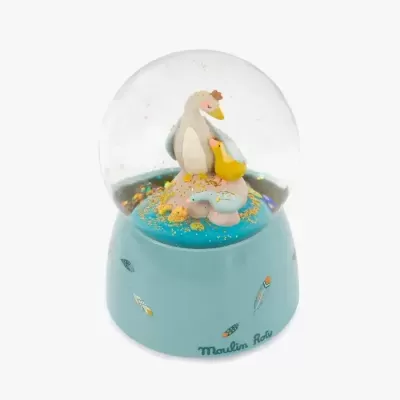 Esfera de neve decorativa com patos coloridos e base azul com penas e texto
