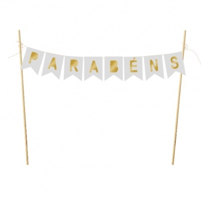 Decoração com bandeirolas brancas e letras douradas a dizer PARABÉNS