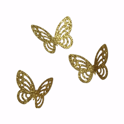 Três borboletas decorativas douradas com padrão perfurado em fundo branco