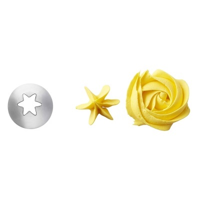 Bico de metal, creme amarelo moldado em estrela e flor em fundo branco