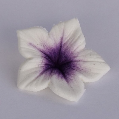 Flor artificial branca com padrão roxo