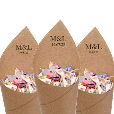 Três cones de papel castanho com flores secas coloridas e texto M&L 19.07.25