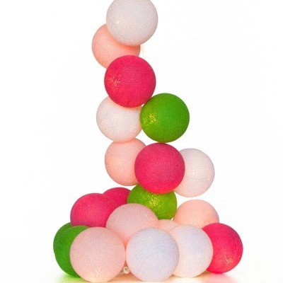 Bolas decorativas coloridas empilhadas em forma triangular sobre fundo branco.