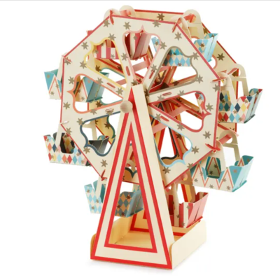 Roda-gigante decorativa em madeira com carrinhos coloridos