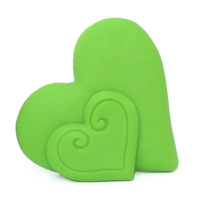 Dois suportes verdes em forma de coração com padrão em espiral