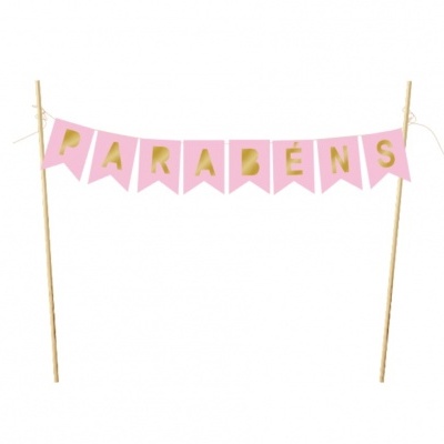 Bandeirola decorativa rosa com letras douradas a dizer PARABÉNS entre duas varas de madeira