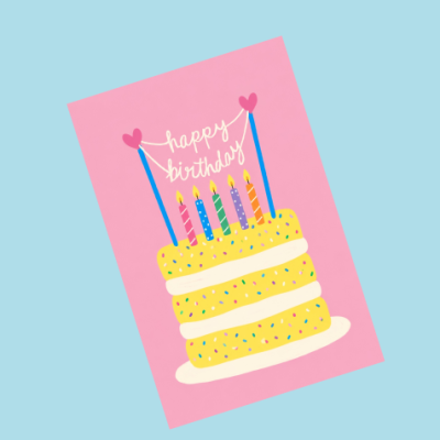 Cartão com ilustração de bolo de aniversário e velas coloridas