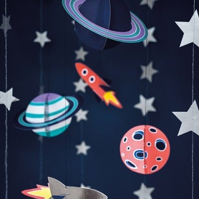 Móbile infantil com planetas, foguetes e estrelas em papel colorido