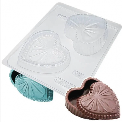 Forma transparente para chocolates em formato de coração com padrão decorativo.