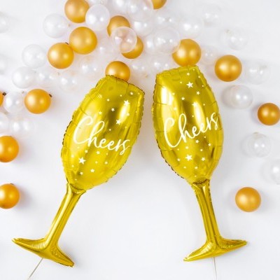 Balões dourados em forma de taça de champanhe com a palavra 'Cheers' e balões pequenos branco, dourado e transparente