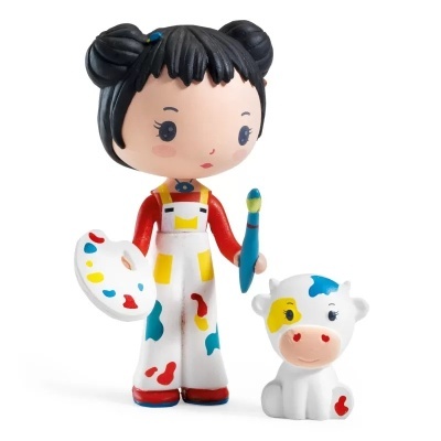 Figura de menina pintora com paleta e vaca colorida