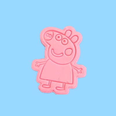 Figura rosa do personagem Peppa Pig em material macio sobre fundo azul claro