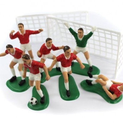 Miniaturas de jogadores de futebol com balizas sobre fundo branco
