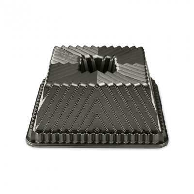 Forma quadrada metálica para bolo com centro quadrado elevado e padrões em zigzag