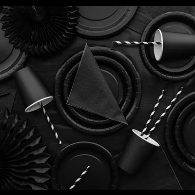 Artigos de festa pretos em papel com canudos às riscas brancas e pretas