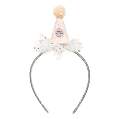 Aro prateado com pequena cartola rosa e pompom creme, com texto 'HAPPY BIRTHDAY'.