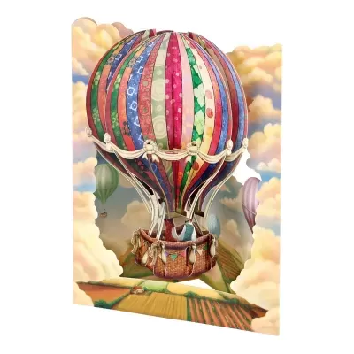 Balão de ar quente colorido com cesta em cenário de nuvens e campo agrícola