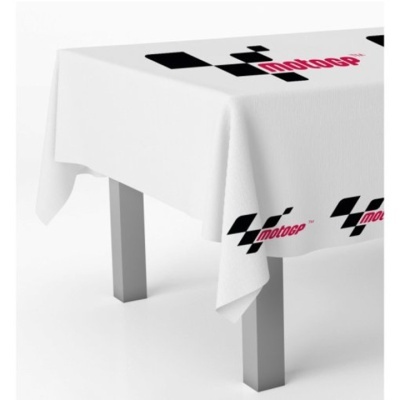 Toalha de mesa branca com estampados pretos e vermelhos 'motogp' sobre mesa com pernas metálicas