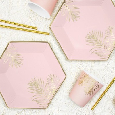 Conjunto rosa claro com detalhes dourados, pratos hexagonais, copos e palhinhas