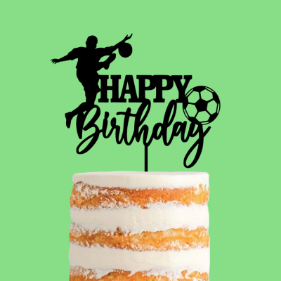Topo de bolo preto com texto HAPPY Birthday e figure de jogador de futebol com bola