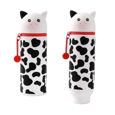 Duas embalagens plásticas com padrão de vaca, fecho vermelho e orelhas pretas e brancas