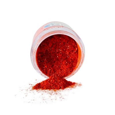 Frasco plástico de condimento vermelho em pó derramado