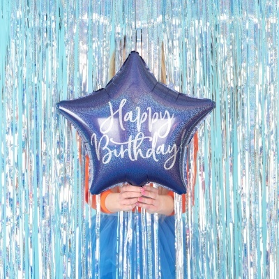 Balão estrela azul com texto Happy Birthday e fundo metálico prateado