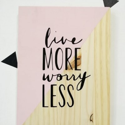 Placa decorativa com texto live MORE worry LESS em rosa e madeira clara