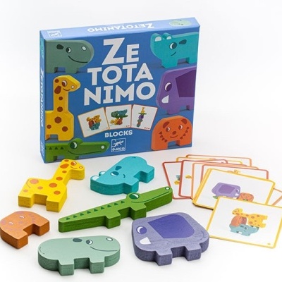 Brinquedo de blocos de madeira coloridos com formas de animais e caixa azul.