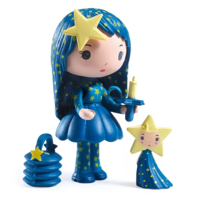 Boneca azul com estrelas amarelas, candeeiro e lanterna decorativa.
