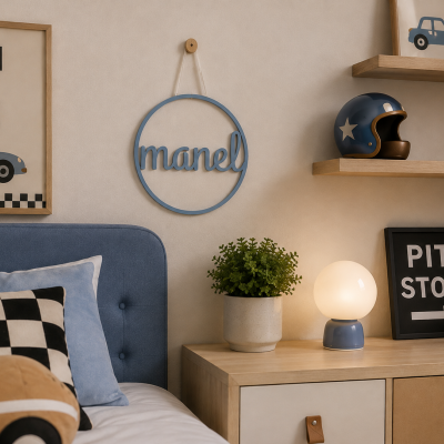 Quarto infantil com decoração temática de corrida em tons de azul e bege.