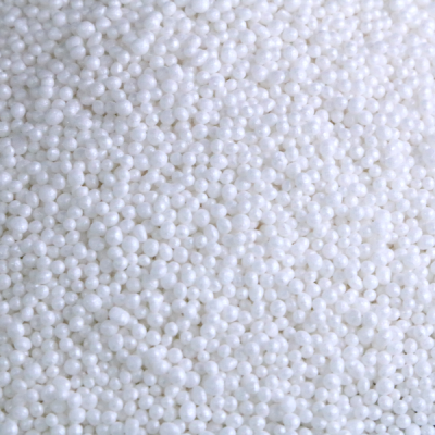 Pequenas esferas brancas agrupadas com textura lisa.