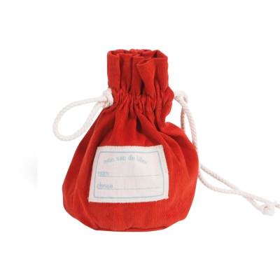 Saco vermelho de tecido com cordão branco e etiqueta frente