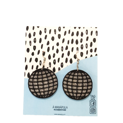 Brincos redondos preto com padrão xadrez em embalagem azul e branca com pintas pretas.
