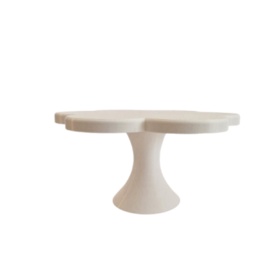 Mesa de centro branca com tampo ondulado e base em pedestal largo